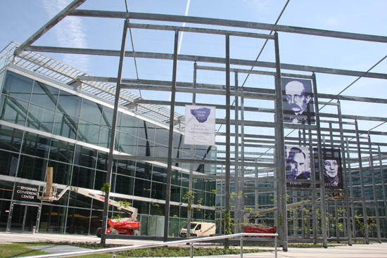 Die Freiluft-Ausstellung entsteht, das Max Planck-Transparent im Vordergrund