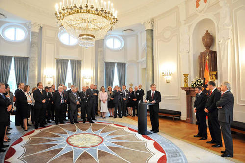 Eine Delegation der Deutsch-Französischen Hochschule wird von Bundespräsident Horst Köhler in Schloss Bellevue empfangen