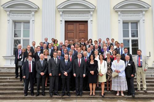 Vor dem Eingang zu Schloss Bellevue - die Mitglieder der Delegation der DFH mit dem Bundespräsidenten Horst Köhler