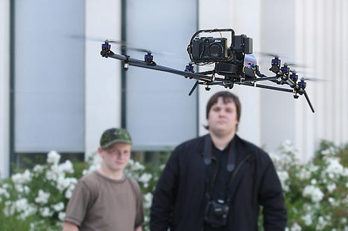 Flug des Octocopters, einem kreiselstabilisierten Fluggerät mit Kamera für die räumlich hochauflösende Fernerkundung in den Geowissenschaften. Beispielsweise  kann mit ihm die Vegetationsdynamik eines Gebiets untersucht werden.