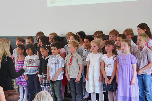 Die Klasse auf der Bühne mit ihrer Lehrerin Doris Unzeitig