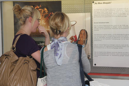 Besucherinnen bei der Ausstellungseröffnung in der Universitätsbibliothek