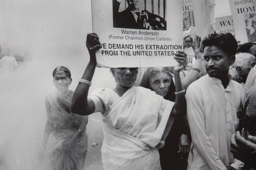 Ein Foto der Ausstellung, das die Proteste in Bhopal nach der Katastrophe zeigt