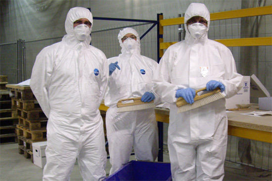 Die Mitarbeiter des Archivs der Freien Universität in Köln im Einsatz: Frank Lehmann, Birgit Rehse, Irene Jentzsch (v.l.n.r.)