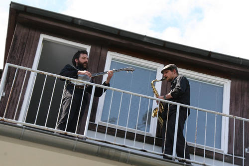 Die Musiker spielten zur Eröffnung des Netzwerktreffens auf dem Balkon der DRS in der Hittorfstraße