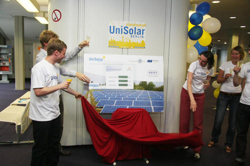 Feierliche Enthüllung des Solarstromzählers durch Mitglieder der Studierendeninitiative UniSolar