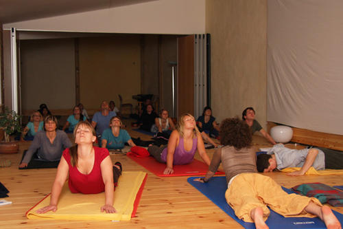 Auf den Fluss der kosmischen Energie konzentriert: Studierende beim Yoga-Kurs an der Freien Universität