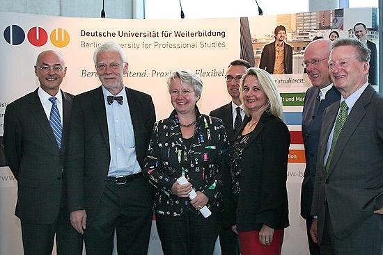 Dr. Manfred Antoni, Prof. Dr. E. Jürgen Zöllner, Prof. Dr. Annette Schavan, Dr. Udo Thelen, Prof. Dr. Ada Pellert, Prof. Dr. Dieter Lenzen und Dr. h.c. Michael Klett beim Eröffnungsfestakt der Deutschen Universität für Weiterbildung