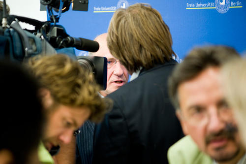 Im Fokus der Kamera: Prof. Dr. Richard Stöss, vorne: Prof. Dr. Thomas Risse