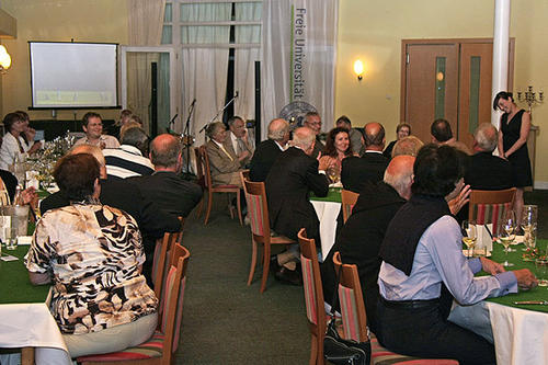 Alumni unterschiedlichster Fachrichtungen feierten ihr Wiedersehen nach dem Golfturnier bei einem Abendessen