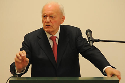 In seinem Vortrag „Die Bedeutung kulturellen Austauschs für die auswärtige Kulturpolitik“ betonte Roman Herzog die Rolle der Wissensvermittlung als außenpolitisches Instrument