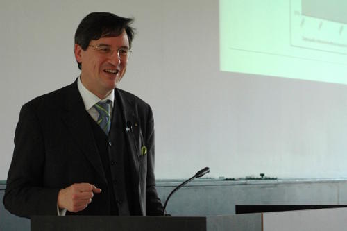 Karl-Heinz Paqué, Magdeburger Professor für Ökonomie, bei seinem Vortrag über den "Aufbau Ost"