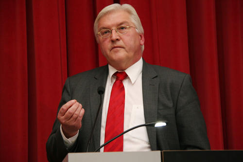 Der SPD-Fraktionschef Frank-Walter Steinmeier: „Dieser Universität verdanken wir einen großen Bildungsaufbruch in Deutschland.“