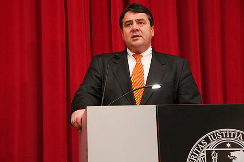 „Die SPD ist am besten, wenn Leute da sind, die ihr Feuer unterm Hintern machen“, sagte der SPD-Vorsitzende Sigmar Gabriel