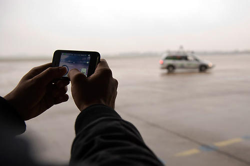 Oktober: Der Informatiker Prof. Raúl Rojas hat mit seinem Forscherteam ein Auto entwickelt, das er auf dem Flughafengelände Tempelhof über ein iPhone navigierte