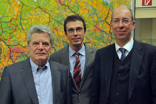 November: Das Podiumsgespräch mit dem Thema „Mauerfall, Freiheitsrevolution, Wiedervereinigung", u.a. mit Joachim Gauck, DDR-Freiheitskämpfer und ehemaliger Beauftragter für Stasi-Unterlagen