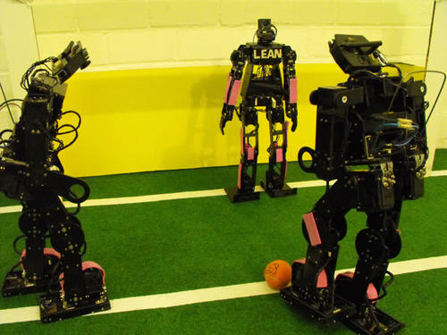 Die Fumanoide, Roboter der Freien Universität, rechnen per Funkverbindung aus, wie weit Torlinien und Gegner von ihnen entfernt sind.
