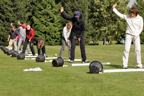 Auf die richtige Haltung kommt es an: Ehemalige konnten das Golfen beim Schnupperkurs lernen.