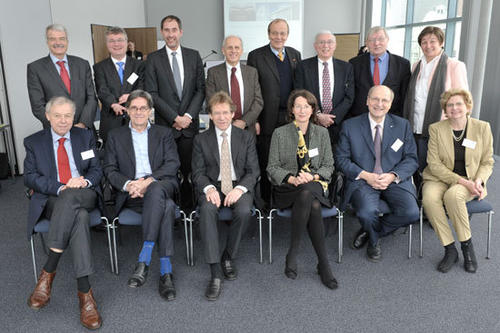 (Hinten, v.l.n.r.): M. Grant, C. Dreher, R. Descoings, J. Salmi, C. Bode, A. Bienenstock, H. Weiler, D. Rüland. Vorne: S. Cloethingh, S. Noorda, K. Osterwalder, U. Lehmkuhl, C. Badelt, M. Schäfer-Korting