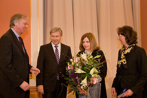 Sibylle Lewitscharoff erhält die Urkunde für den Berliner Literaturpreis.