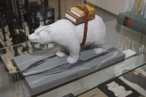 Trägt Bücher auf seinem Rücken: "Der kleine Eisbär", 2005
