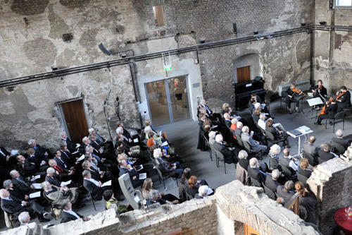 Die akademische Feier zum 90. Geburtstag von Professor Janz, Emeritus der Freien Universität, fand in der Ruine des ehemaligen Rudolf-Virchow-Hörsaals im Berliner Medizinhistorischen Museum der Charité statt.