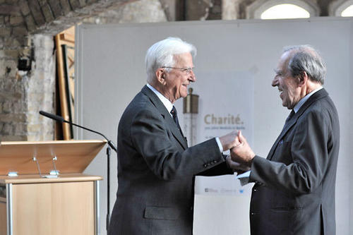 Altbundespräsident Dr. Richard von Weizsäcker, gerade 90 Jahre alt geworden, gratuliert dem gleichaltrigen Dieter Janz.