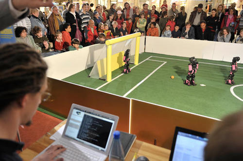 Die FUmanoids in Aktion: Informatiker der Freien Universität steuern Roboter beim Fußballspiel.