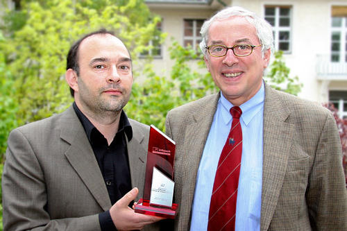 v.l.n.r.: Emanuel Koulouris (Leiter der Zentralen Online-Redaktion), Prof. Dr. Nicolas Apostolopoulos (CeDiS-Leitung)