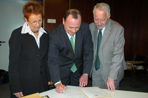 v.l.: Professorin Christine Keitel-Kreidt, Vizepräsidentin der Freien Universität, Andrei Giro, Außerordentlicher und Bevollmächtigter Botschafter der Republik Belarus, Walter Lack, Direktor am Botanischen Garten und Botanischen Museum