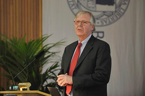 Walter Rasch, der Vositzende des Vorstands der Ernst-Reuter-Gesellschaft, sprach darüber, wie Alumni ihre Universität unterstützen können