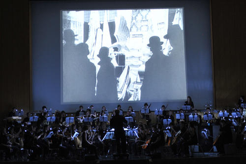 Premiere im Henry-Ford-Bau: Zu Ausschnitten aus dem Stummfilm „Berlin. Die Sinfonie der Großstadt“ führte das Collegium Musicum eine Filmkomposition von Mark-Andreas Schlingensiepen auf