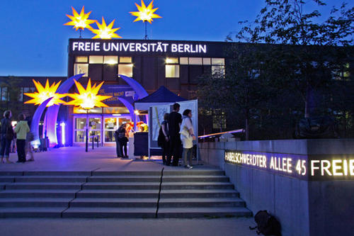 Im Glanz der Langen Nacht: Der Eingang des Gebäudekomplexes für Geistes- und Sozialwissenschaften an der Habelschwerdter Allee 45