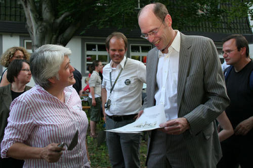 Instruktionen für den Präsidenten: Professorin Friederike Fless erklärt Peter-André Alt die Bedeutung eines Grabungstagebuchs