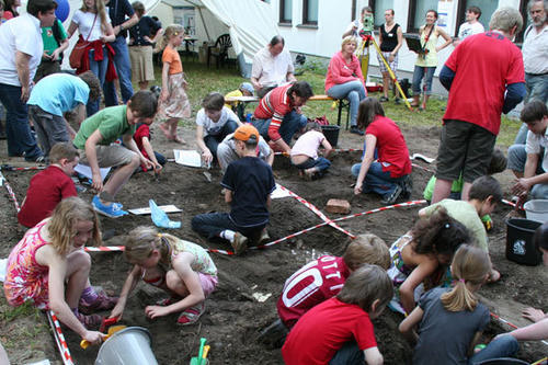 Ausgraben wie die Großen: Kinder im Garten des Exzellenzclusters TOPOI