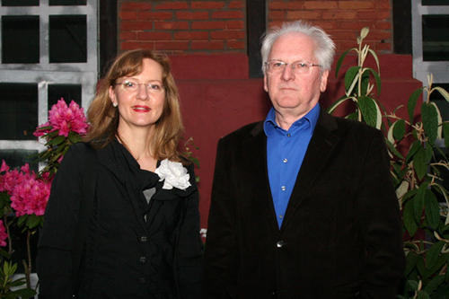 Professorin Hengge und Günther Grosser  freuen sich über eine gelungene Premiere im English Theatre