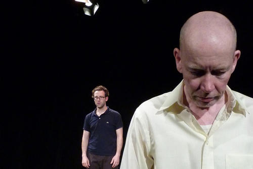 Vater gespielt von Patrick Lanagan und Bernard Nummer 2 dargestelt von Tomas S. Spencer
