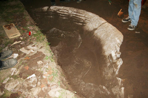 Halbfreigelgter Brunnen im Garten des Instituts für Prähistorische Archäologie