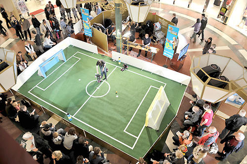 Das humanoide Roboter-Fußballteam der Freien Universität präsentierte sich im Steglitzer "Schloß"