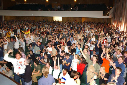 Live-Übertragung bei der WM 2002 ins Audimax im Henry-Ford-Bau der Freien Universität