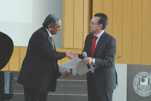 Prof. Irwin Collier (rechts) überreicht Prof. Jagdish Bhagwati die Urkunde der Ehrendoktorwürde