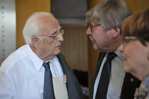 Unter den Gästen war auch Prof. Karol Kubicki, der erste Student der Freien Universität (links). Hier im Gespräch mit Dr. Siegward Lönnendonker (rechts)
