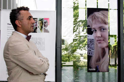 Der iranische Fotograf Paiman Davarifard stellt seine Porträts internationaler Studierender im Foyer des Henry-Ford-Baus aus