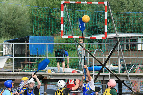 Kanupoloturnier in Rostock, in blau das Berliner Team