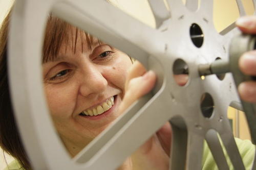 Bei Archivmitarbeiterin Irene Jentzsch kommen Abspielgeräte mit Sammlerwert zum Einsatz.