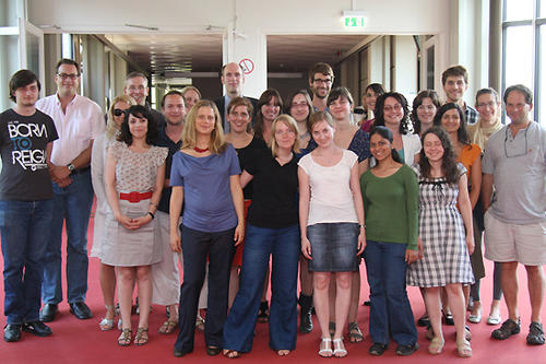 Gruppenbild der Summer School des Visual History Archive mit Prof. Peter-André Alt, dem Präsidenten der Freien Universität (hinten mitte)