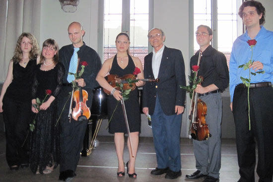 Musiker und Komponisten mit Professor Samuel Adler (Mitte)