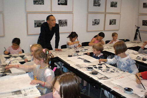 Chen Jianghong beim Zeichenworkshop am Konfuzius-Institut
