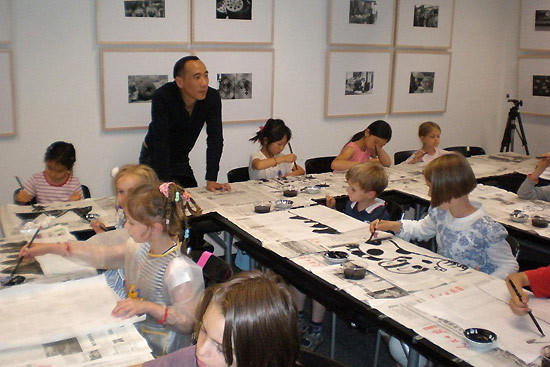 Chen Jianghong beim Zeichenworkshop am Konfuzius-Institut