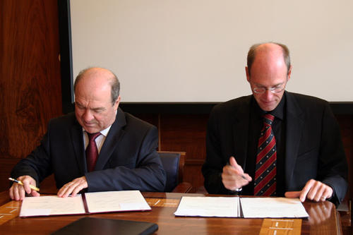 Prof. Dr. Leonid Hubersky (links) und Prof. Dr. Peter-André Alt (rechts) bei der Vertragsunterzeichnung
